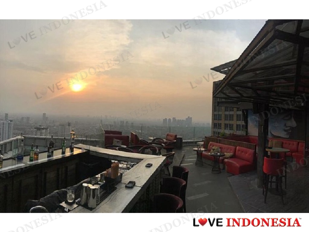 5 Restoran Rooftop yang Suguhkan Pemandangan Indah Jakarta