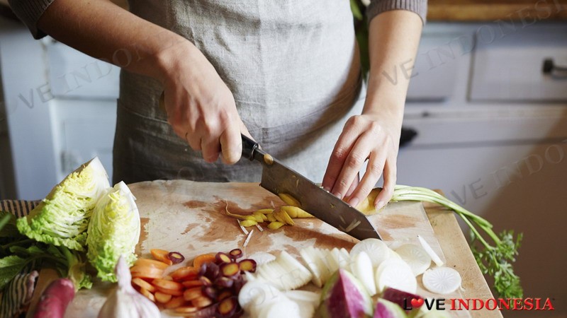 Trik Masak Sahur Praktis ala Chef Juna, Dijamin Enggak Keteteran di Dapur