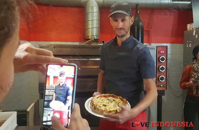 Pria Ini Buat Pizza dengan Topping 254 Jenis Keju, Pecahkan Rekor