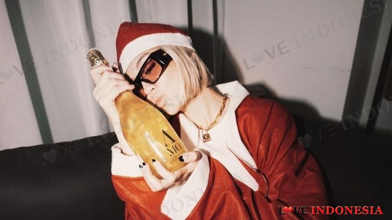 Jelang Natal, Agnez Mo Rilis Wine Perdana Pakai Kostum Santa Claus