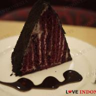 Red Velvet Oreo Cake
