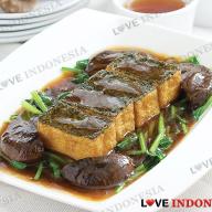 Braised Homemade Tofu with Hioko Mushroom & Spinach Serve with Special Sauce