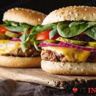 Banyak orang menyukai cheeseburger, tetapi tahukah Anda sejarah makanan lezat ini (iStockphoto)