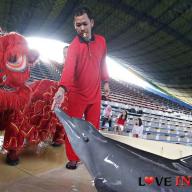 Pelatih mengintruksikan lumba lumba beratraksi dengan barongsai di Ocean Dream Samudera, Ancol, Jakarta