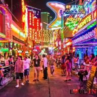 Jika sempat, mampirlah ke Patpong, wisata malam dengan hiburan panas yang dilegalkan oleh pemerintahan Thailand, penasaran