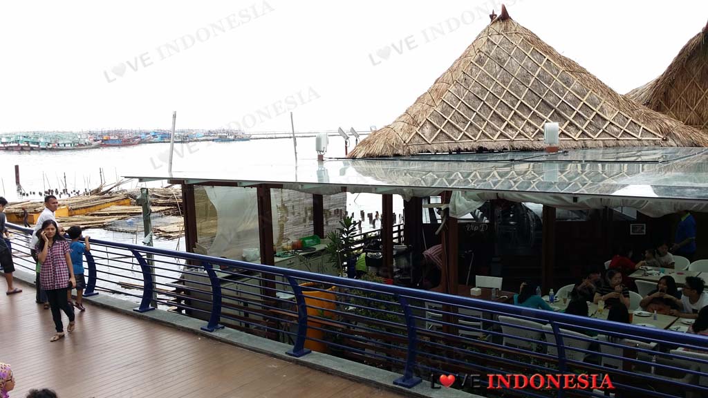 Bandar Djakarta - Baywalk Mall - Love Indonesia