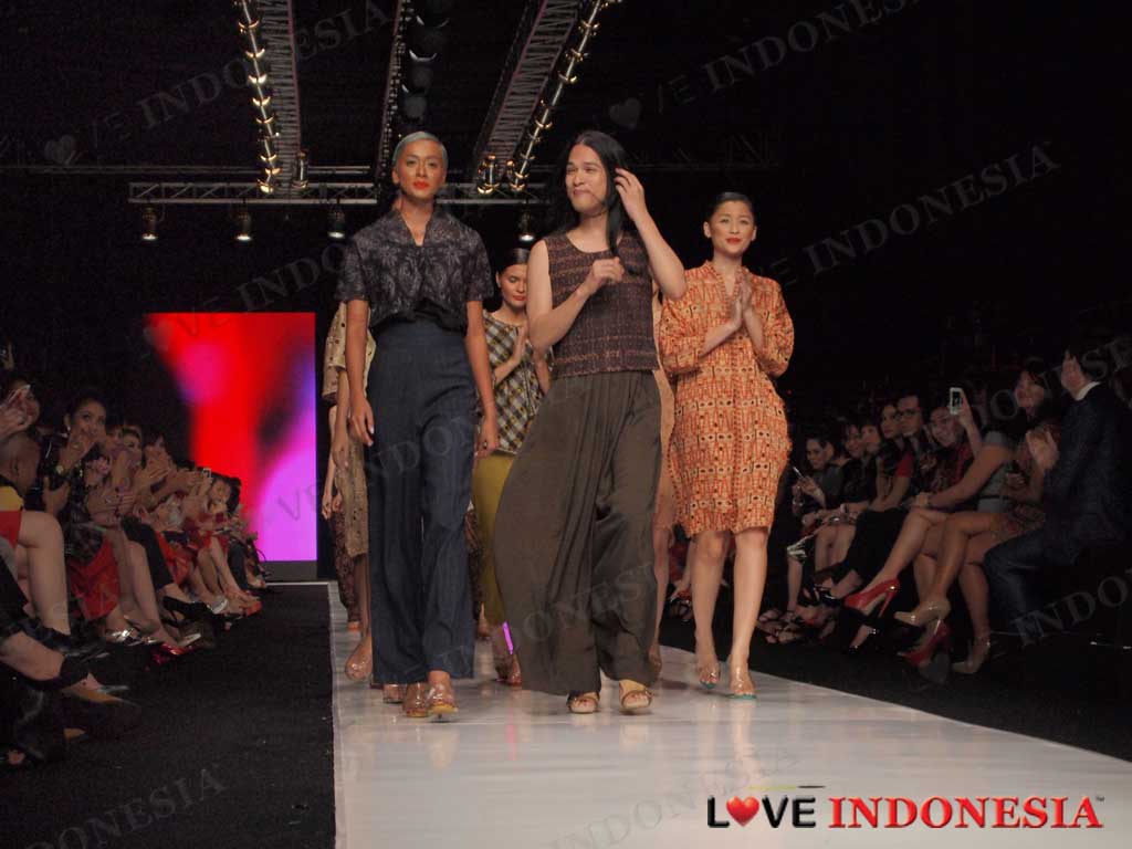 Oscar Lawalata Merefleksikan Kekuatan Jiwa dan Kepribadian Wanita Indonesia dalam Fashion Show I AM INDONESIAN