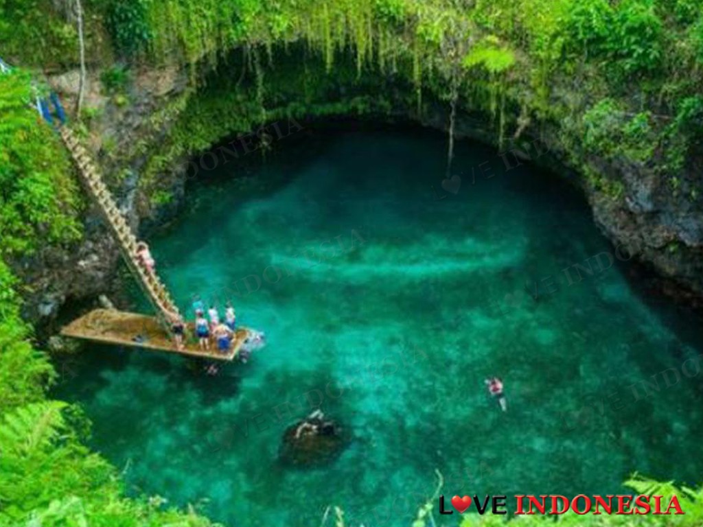 6 Kolam Renang Alami Terbaik yang Ada di Indonesia