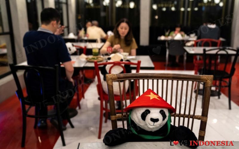 Physical Distancing, Makan di Restoran Ini Ditemani Boneka Panda Gemas