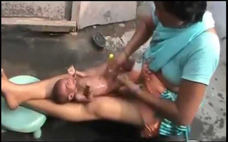Seperti Mencuci Baju, Video Ibu Memandikan Bayi Ini Viral Bikin Heboh Netizen!