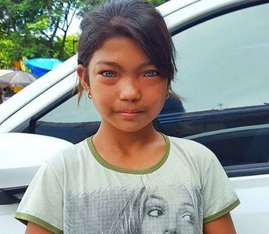 Punya Mata Cantik Berwarna Biru, Gadis Asal Trunyan ini Viral di Media Sosial