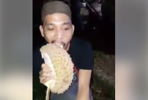 Pria Ini Viral Gara-Gara Kunyah Kulit Durian dengan Lahapnya