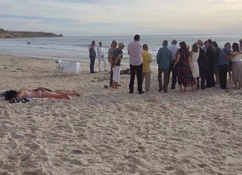 Bukan Romantis, Foto Pernikahan di Pinggir Pantai Saat Matahari Terbenam ini Malah Bikin Ngakak, Netizen Salfok ke Wanita Berbikini