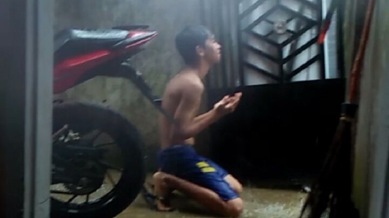 Viral! Berdoa di Bawah Guyuran Hujan, Pria Ini Hampir Tersambar Petir
