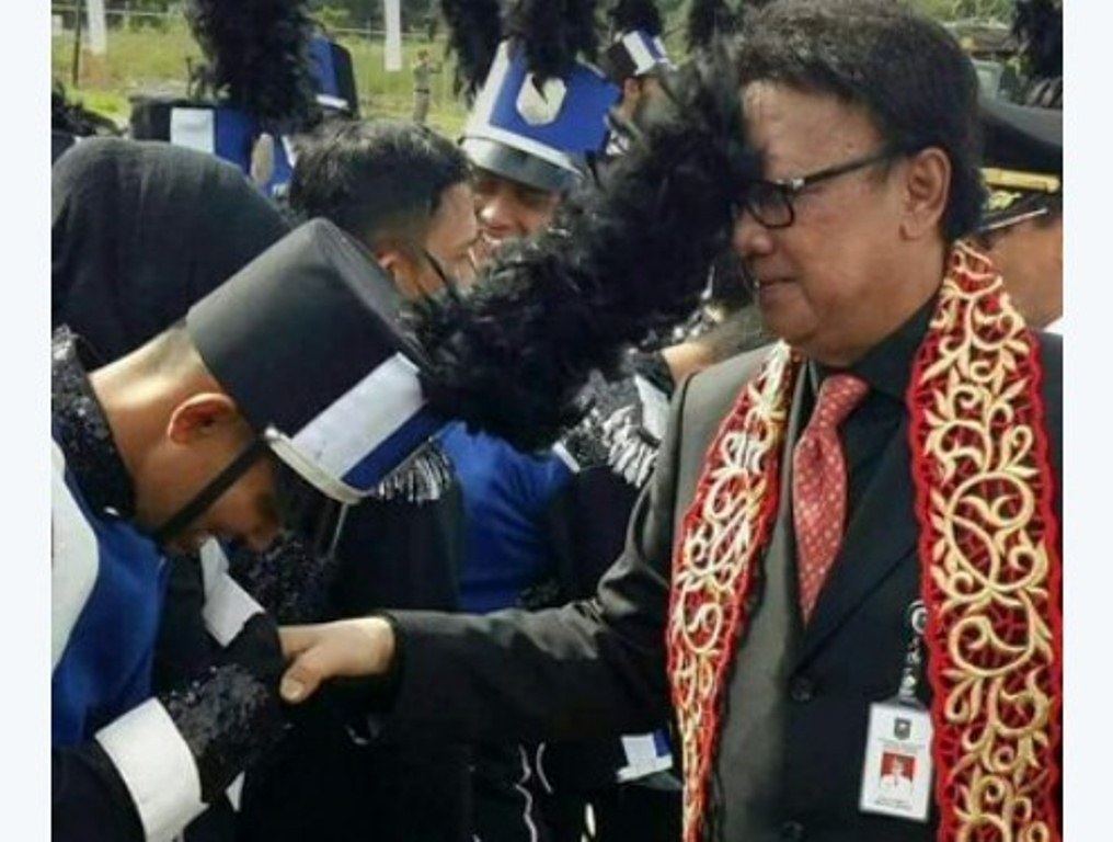 Foto Menteri Dalam Negeri 'Tercolok Bulu' Jadi Viral di Media Sosial, Ternyata ini yang Terjadi Sebenarnya