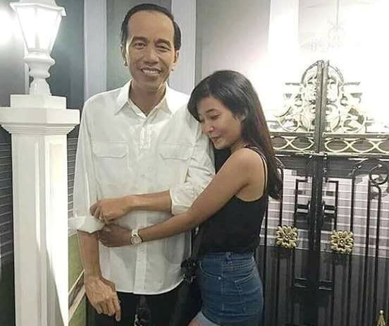 Viral Foto Wanita Peluk "Jokowi"