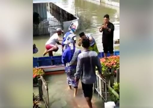 Viral Video Sepasang Pengantin Diangkut Perahu karena Kampung Dikepung Banjir
