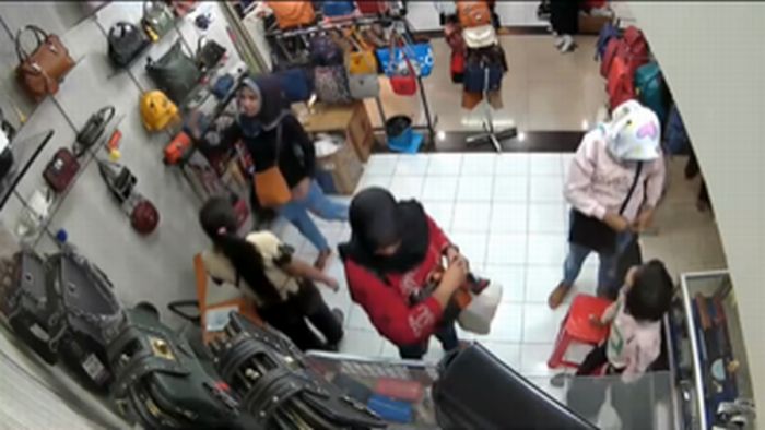 Aksi Sekelompok Ibu-ibu Pencuri Tas Terekam CCTV Mendadak Viral