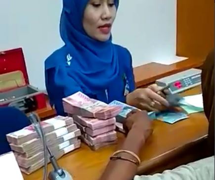 Viral Video Seorang Wanita Diduga Pengemis Ambil Uang Rp115 Juta di Bank
