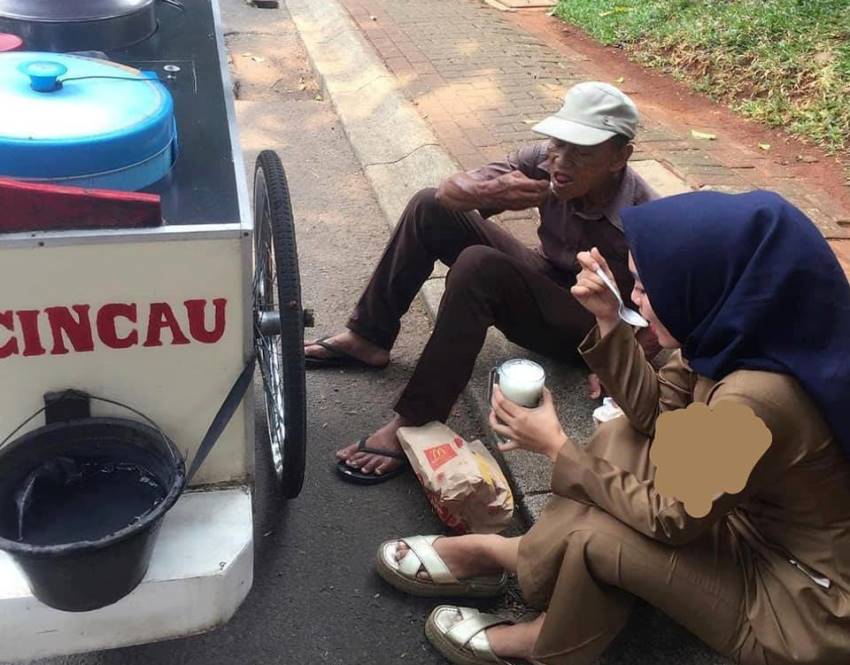 Beri Sekotak Nasi pada Bapak Penjual Cincau dan Makan Bareng di Pinggir Jalan, Aksi Wanita PNS ini Bikin Salut