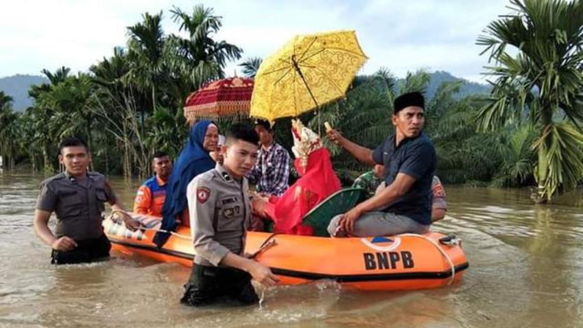 Tolong Pasangan Pengantin di Tengah Banjir, Aksi Heroik Tim Siaga Bencana Aceh ini Tuai Pujian