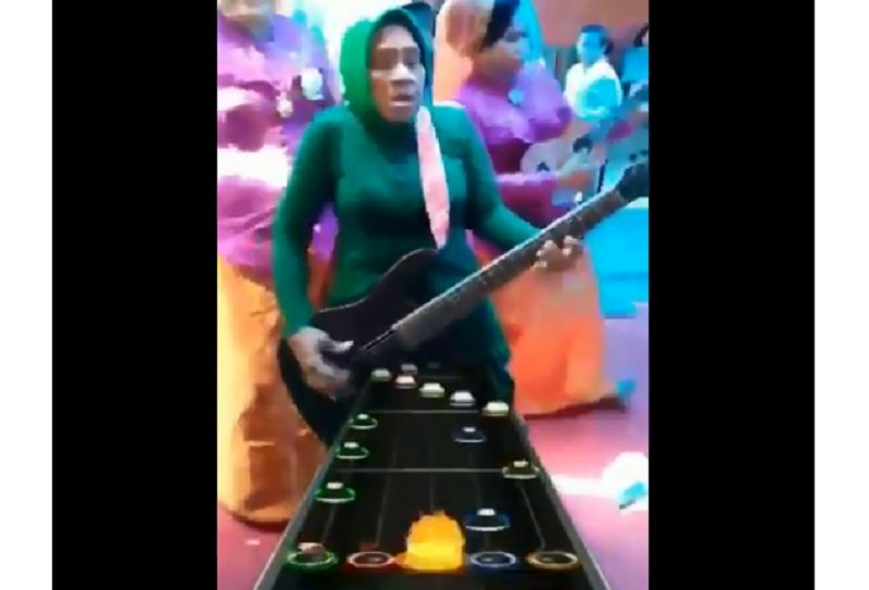 Beredar Video Emak-Emak Berkebaya Main Gitar Hero, Netizen: Emak Gue Viral