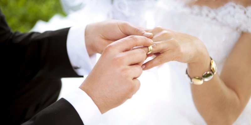 Viral Menikah dengan Mahar Sandal Jepit, Netizen: Mending Sayur Kol Aja!