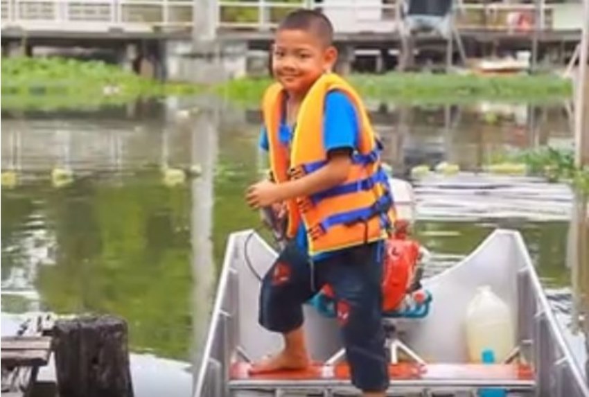 Setiap Hari Naik Perahu Sendiri ke Sekolah, Kisah Bocah ini Bikin Salut