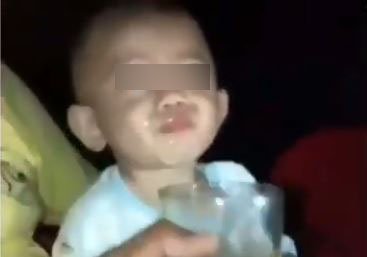 Viral Video Balita Dicekoki Bir Bikin Netizen Murka