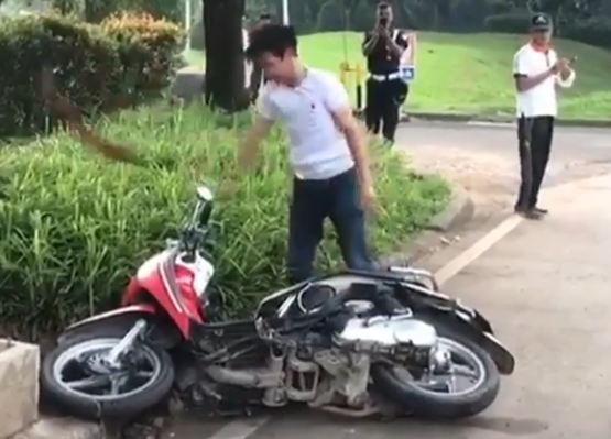 Viral Pria di Tangsel Ngamuk Sambil Rusak Motor karena Tak Mau Ditilang
