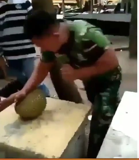 Viral Aksi Buka Durian Pakai Tangan Telanjang, Netizen: Kuat Banget Pak!
