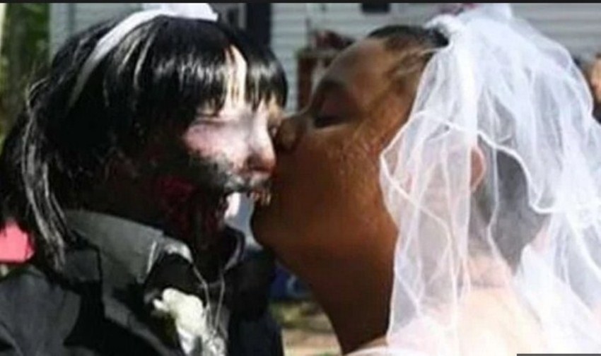 Menikahh dengan Boneka Zombie, Wanita ini Merasa Hidupnya Sangat Bahagia