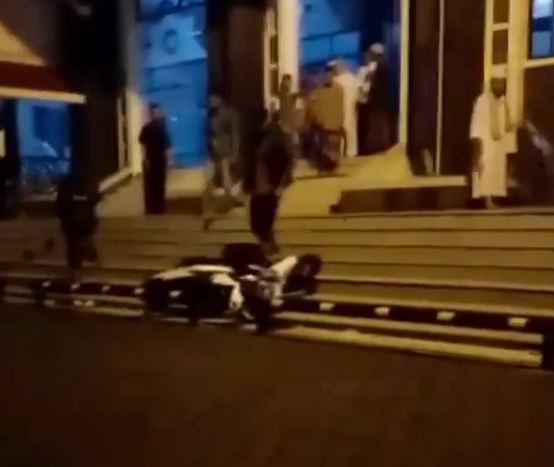 Viral Pria Banting Motor saat Dilarang Parkir di Depan Pintu Masjid Agung Ciawi