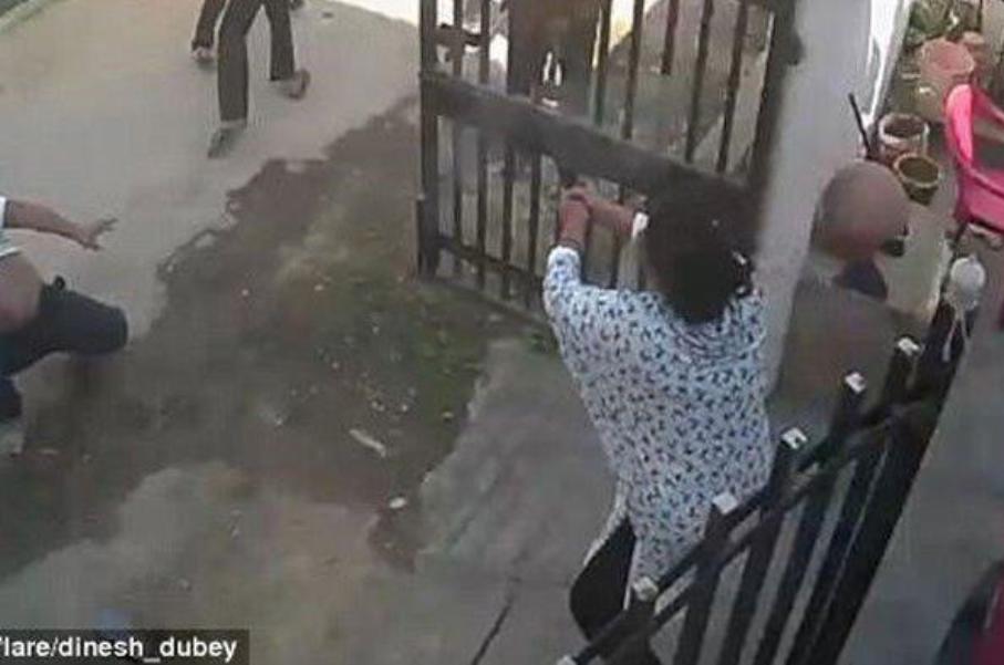Aksi Heroik 'Koboi' Emak-Emak Tembaki Pelaku Pengeroyokan Suaminya Terekam CCTV