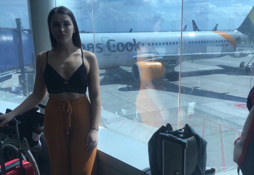 Gara-Gara Memakai Pakaian Terbuka,Wanita ini Diminta Turun dari Pesawat