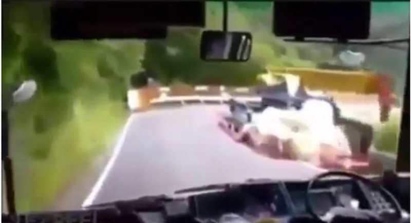 Viral Bus Ngebut di Jalan Berliku Bikin Merinding