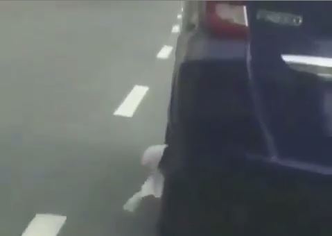 Bra Terjepit Pintu Mobil yang Melaju di Jalan Raya, Netizen: Punya Siapa Tuh?