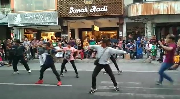 Viral, Flashmob Tarian Jawa di Kawasan Malioboro, Netizen: OMG Merinding!