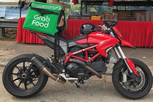 Viral Ojol Antar Makanan Pakai Motor Mahal Ducati Hypermotard 950