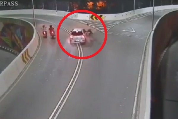 Viral Rekaman CCTV Mobil Tabrak Lari Pengendara Motor di Flyover Manahan Solo