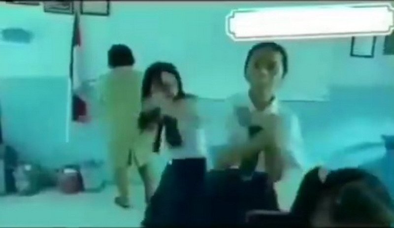 Viral 2 Siswi SMP Asik Joget di Belakang Guru