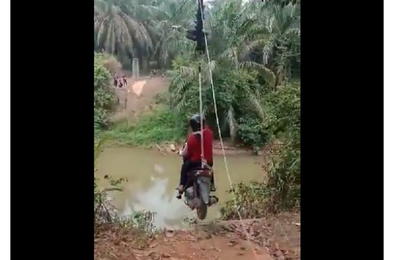 Viral di Medsos Penyeberangan Sungai Paling Kreatif, Cuma Ada di Indonesia!