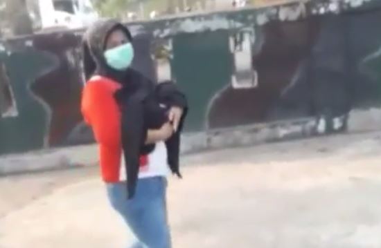 Viral Polisi Tolong Seorang Ibu yang Jalan Kaki Gendong Jenazah Bayinya