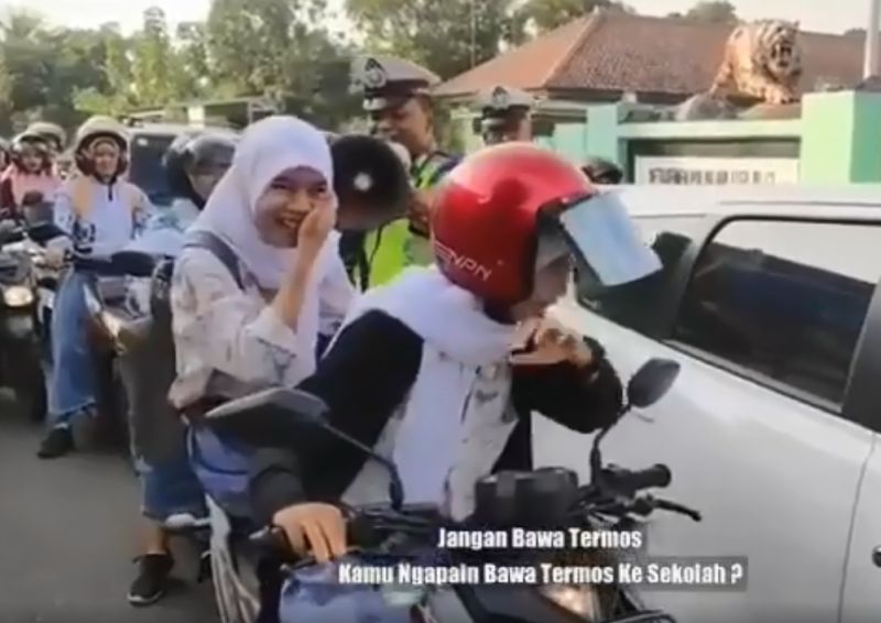 Viral Siswi Bonceng Motor Tanpa Helm Bawa Termos, Reaksi Polisi Bikin Ngakak