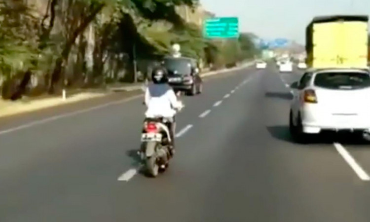 Viral Video Ibu-ibu Asik Naik Motor di Jalan Tol