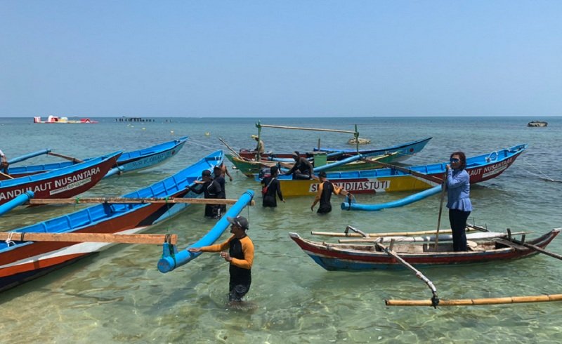 Susi Pudjiastuti Bagikan Kapal ke Nelayan, Netizen: Kepemimpinan Langka
