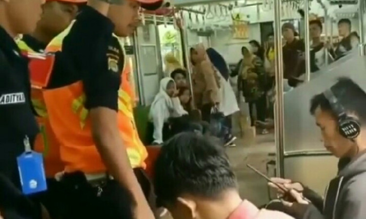 Viral Video Penurunan Paksa Penumpang yang Merokok di Dalam Kereta