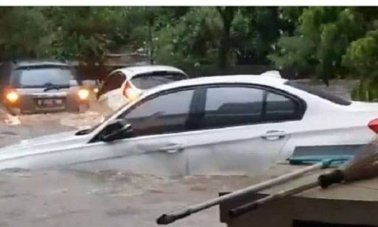 Viral Mobil Mewah Hanyut Terseret Banjir, Begini Kondisinya saat Ditemukan