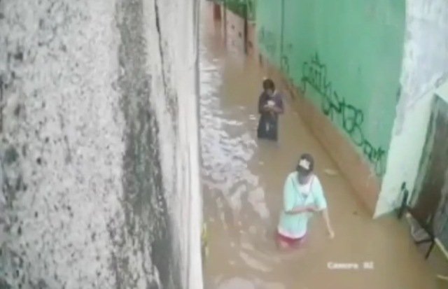 Viral Warga Depok Hampir Tertimpa Tembok Besar yang Roboh Akibat Banjir