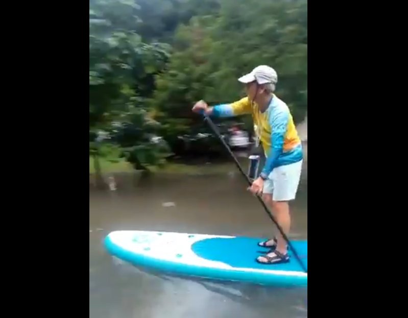 Viral, Bapak Ini Patroli Banjir dengan Paddle bak Susi Pudjiastuti